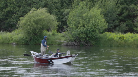 Dos-Amigos-Pescan-Con-Mosca-Desde-Un-Bote-Pequeño-En-El-Río-Snake,-Idaho