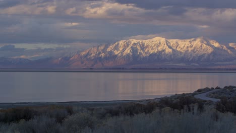 Epische-Schönheit-Utah-Berge,-Die-In-Filmischer-Zeitlupe-Am-Sonnenuntergangssee-Vorbeirollen