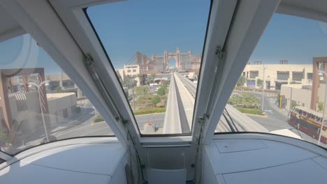 Dubai-Palm-Jumeirah-Einschienenbahn-Innenansicht-Des-Zuges-Vom-Fenster-Aus,-Futuristischer-Transport