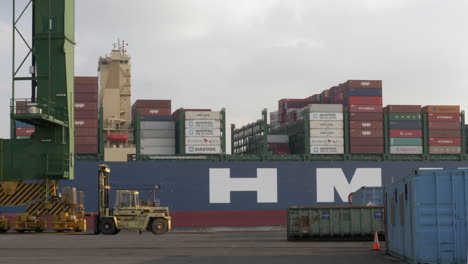 Hmm-Algeciras-Containerschiff-Kommt-Im-Hafen-Von-Antwerpen-An-Und-Passiert-Langsam-Den-Kai