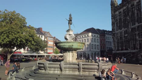 Marketplace-with-Karlsbrunnen-in-the-German-City-of-Aachen,-in-front-of-the-town-hall