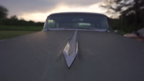 Klassisches-Nordamerikanisches-Buick-auto-Bei-Sonnenuntergang,-Nostalgiekonzept