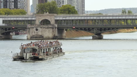 Cruise-ship-moving-on-Seine-river-near-the-Eiffel-Tower-in-Paris