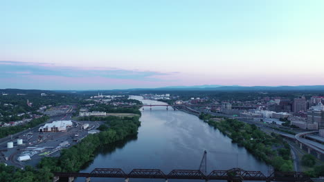 Reverse-Aerial-Dolly-Mit-Blick-Nach-Süden-Auf-Dem-Hudson-River,-Der-über-Die-Eisenbahnbrücke-Fährt