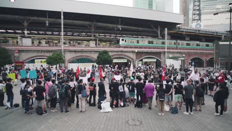 Demonstranten-Am-Bahnhof-Shinbashi-In-Tokio,-Japan,-Protestieren-Aus-Solidarität-Mit-Hongkong---Weite-Zeitlupenaufnahme