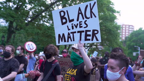 Friedlicher-Protest-Gegen-Schwarze-Und-Weiße-Menschen-Für-Black-Lives-Matter-In-New-York-City