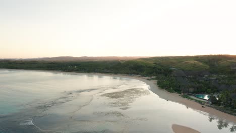Atemberaubende-Landschaft-Einer-Tropischen-Lagune-In-Fidschi-Bei-Sonnenaufgang,-Luftaufnahmen