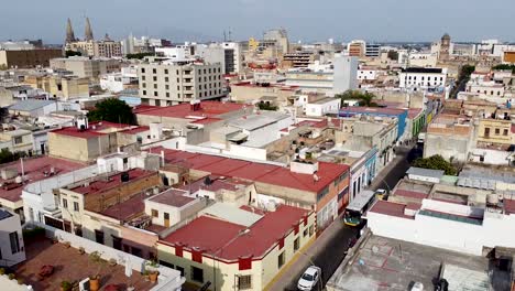 Aerial-tilting-drone-shot-in-the-centre-of-Guadalajara,-Mexico