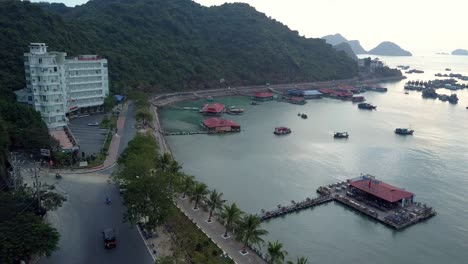 Hing-Long-Harbour-Hotel-Und-Schwimmende-Restaurants-An-Einem-Ruhigen-Nachmittag,-Luft-Dolly-Rechts-Erschossen