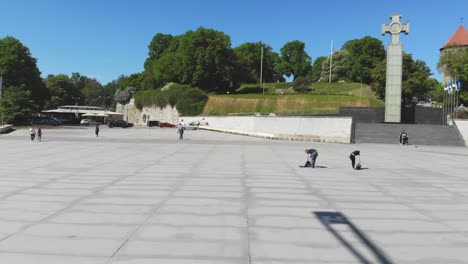 Toma-De-Drones-Del-Monumento-A-La-Independencia-De-Tallin-Durante-El-Día-De-Verano-Con-Gente-Caminando