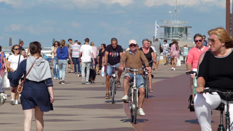 Knokke-Boulevard-at-the-Beach-during-Coronavirus-Safety-Measures-SLOMO