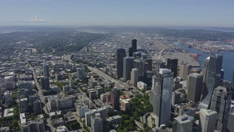 Seattle-Washington-Aerial-V133-Pan-Rechter-Schuss-Von-Wolkenkratzern,-Uferpromenade-Und-Elliot-Bay-Tagsüber---Juni-2020