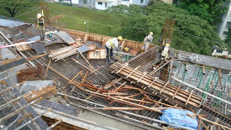 Bauarbeiter,-Die-Stahlbewehrungsstab-Herstellen---Holzschalung-Auf-Der-Baustelle