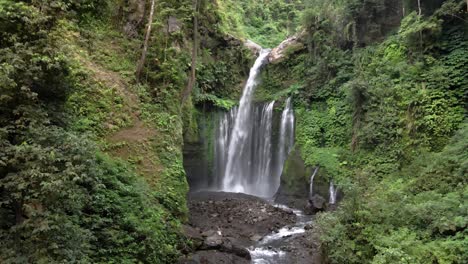 Espectacular-Cascada-De-Sendang-Gile-En-Lombok-Rodeada-De-Selva-Tropical-En-Lombok