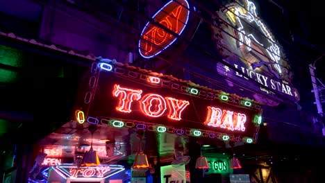 Spielzeugbar,-Leuchtreklame-Bei-Soi-Cowboy