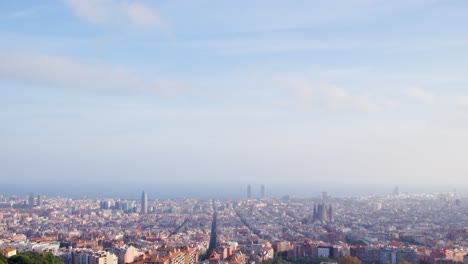 Enthüllen-Den-Blick-Auf-Die-Stadt-Barcelona-Vom-Bunker-aussichtspunkt-An-Einem-Sonnigen-Tag