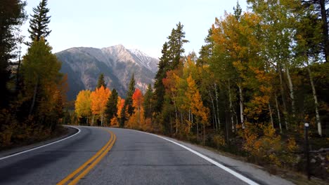Herbstlaub-Pov-Fahren-In-Den-Rocky-Mountains-Von-Colorado