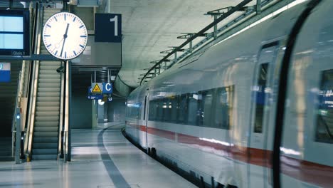 Estación-De-Tren-Moderna-En-Berlín-Con-Expreso-Interurbano-Alemán
