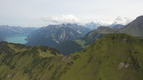Tiro-De-Dron-De-Morgenberghorn-Volando-De-Lado-En-Lo-Alto-Del-Cielo-Durante-Un-Día-Soleado-De-Verano-En-Suiza