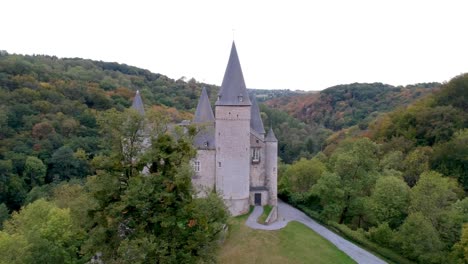Aufsteigende-Drohnenaufnahme-Der-Mittelalterlichen-Burg-Veves-Im-Frühherbst