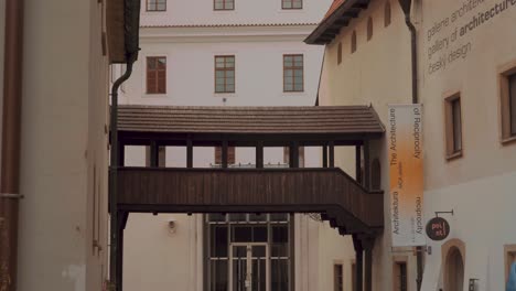 Motion-wide-angle,-skyway,-Galerie-Jaroslava-Fragnera,-Betlemska-namesti,-old-town,-Prague