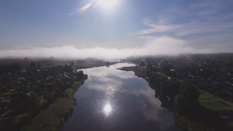 Río-Sinuoso-Cruza-El-Asentamiento-En-Una-Mañana-Brumosa