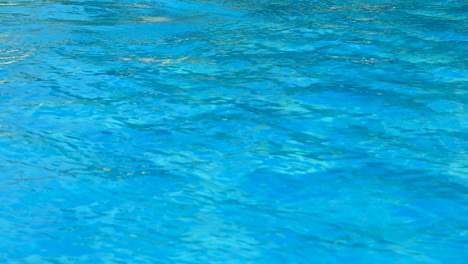 Wellen-Im-Pool,-Schwimmbad