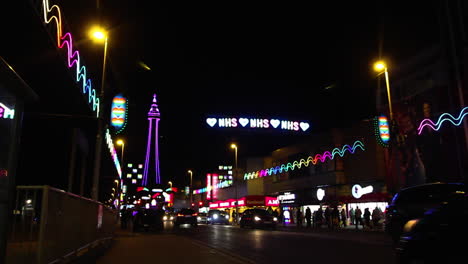 El-Letrero-Iluminado-Love-Nhs-Se-Encuentra-En-Una-Calle-Concurrida-Con-La-Torre-De-Blackpool-Iluminada-En-El-Fondo-2020-Encendido-Virtual
