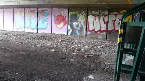 Subterráneo-Vehículo-Vandalismo-Barrera-Control-Túnel-Sucio-Grafiti-Droga-Delincuencia-Izquierda-Muñequita-Lento