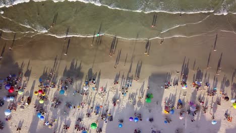Luftaufnahme-Von-Oben-Nach-Unten-Von-Bombas-Beach-Und-Seinem-Transparenten-Wasser-Zur-Goldenen-Stunde