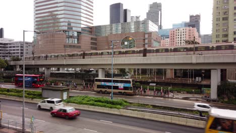 Innenstadt-Von-Hongkong-Verkehr-Von-Fußgängern-Und-Autos,-Mit-Alten-Wohngebäuden-Im-Hintergrund,-Luftbild