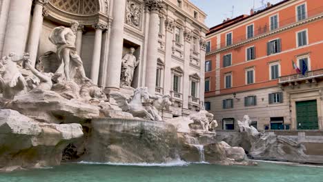 Trevi-brunnen---Fontana-Di-Trevi-Tagsüber-Eine-Berühmte-Touristenattraktion-In-Rom,-Italien