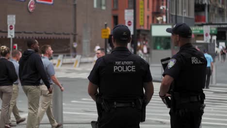 Oficiales-De-Policía-De-La-Ciudad-De-Nueva-York-Observando-A-Los-Peatones-En-El-Cruce-De-Peatones-En-Manhattan