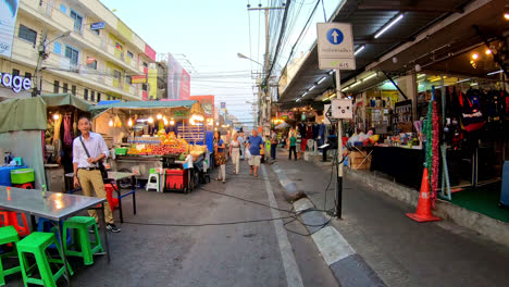 Zeitraffer-Beim-Gehen-Und-Bewegen-Auf-Der-Marktstraße-Hua-Hin-In-Thailand