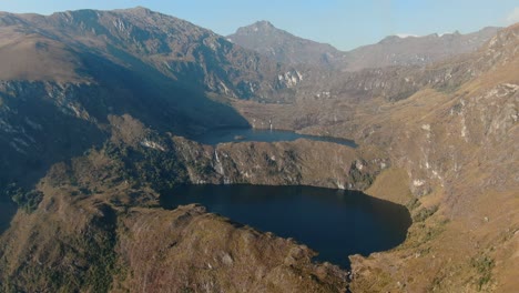 4k-Luftaufnahmen-Von-Drohnen-über-Den-Ersten-Beiden-Lagunen-Von-Pichgacocha-Aus-Ambo,-Huanuco,-Peru-In-Den-Anden