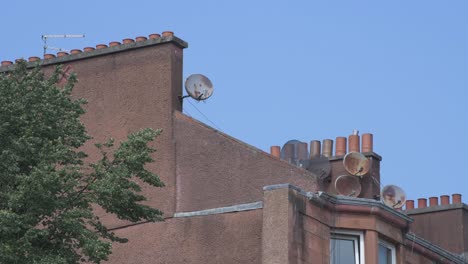 Eine-Ultra-Nahaufnahme-Einer-Fernsehantenne-Auf-Dem-Dach-Eines-Mietshauses