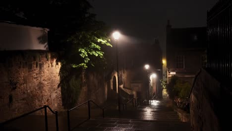 Pared-Flodden-En-Edimburgo-En-Una-Tranquila-Noche-De-Niebla---Alejándose