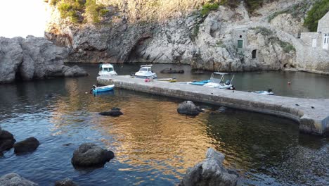 Un-Pequeño-Muelle-Al-Oeste-Del-Casco-Antiguo-De-Dubrovnik,-Croacia,-Donde-Se-Filmó-Un-Famoso-Programa-De-Televisión