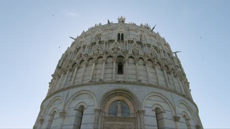 The-historic,-round-Baptistery-next-to-the-tower-and-Duomo-on-the-Field-of-Miracles