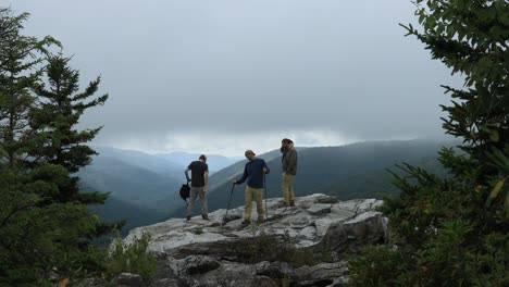 Drei-Männliche-Wanderer-Stehen-An-Den-Rohrbaugh-klippen-In-Der-Wildnis-Dolly-Sods,-Teil-Des-Monongahela-National-Forest-In-West-Virginia