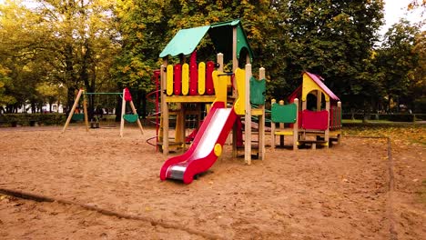 Parque-Infantil-Vacío-Y-Colorido-Durante-La-Temporada-De-Otoño-En-Riga,-Letonia