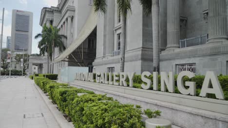 Außendetails-Der-National-Gallery-Singapur-Im-Kernbezirk-Der-Innenstadt---Push-in-Aufnahme,-Handgehalten