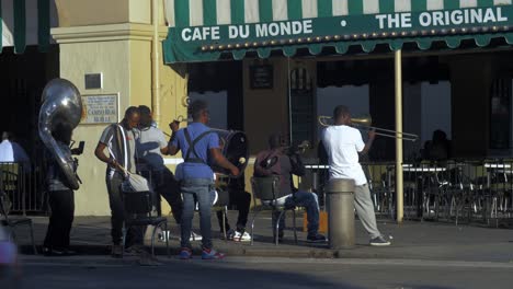 Los-Músicos-Callejeros-Tocan-Para-Los-Turistas-Cafe-Du-Monde-New-Orleans-Louisiana