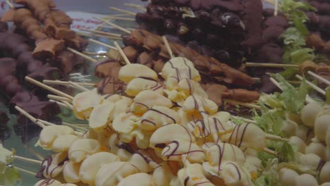 Golosinas-De-Chocolate-En-Exhibición-En-Un-Mercado-Navideño-En-Hamburgo,-Alemania-En-2019
