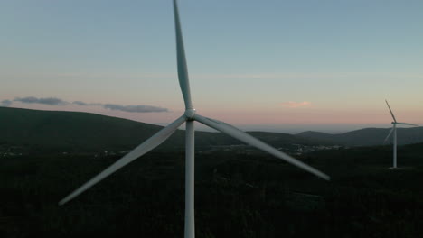 Vista-Panorámica-Del-Generador-De-Energía-De-Las-Turbinas-Eólicas-Durante-La-Puesta-Del-Sol-En-Serra-De-Aire-En-Leiria,-Portugal