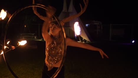 Mujer-Disfrazada-De-Fuego-Bailando-Con-Aro-En-El-Festival-De-Celebración-De-La-Vida