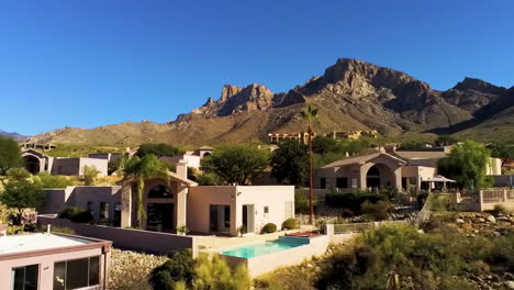 Drone-shot-revealing-homes-on-mountainside-in-Arizona