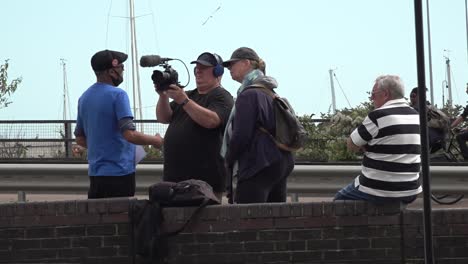 Alternative-Medien-Interviewen-Einen-Mann-Bei-Einem-Protest-Gegen-Die-Illegale-Einwanderung-In-Dover,-Kent,-05.09.20