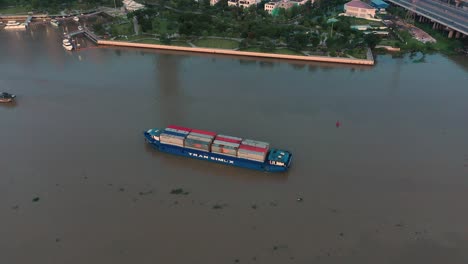 Vuelo-Lento-Aéreo-Sobre-Barcos-De-Carga-En-El-Río-Saigon-Hacia-El-Puente-Saigon