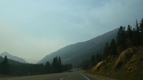 Conduciendo-A-Través-De-Las-Hermosas-Montañas-De-Colorado